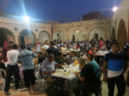 بالصور: مشروع "افطار الصائم" في مسجد المحمودية ما زال مستمراً للعام الخامس على التوالي